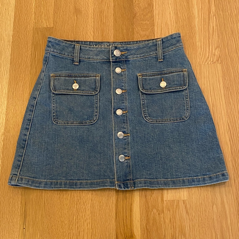 American Eagle Outfitters Short Stonewashed Jean Skirt w Buttons/Size 4/Stretch